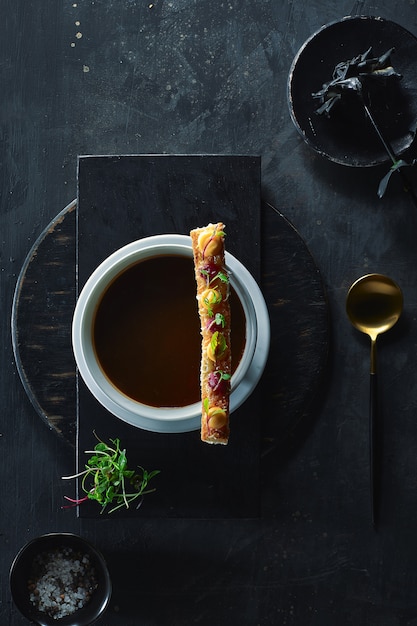 Foto heerlijk eten met kruiden en salades