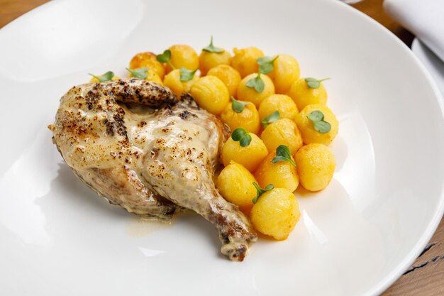 heerlijk eten op een houten tafel in een premium restaurant