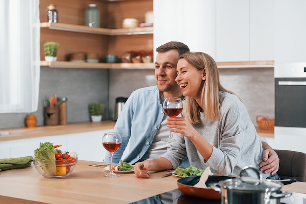 Heerlijk eten proeven Koppel thuis op de moderne keuken