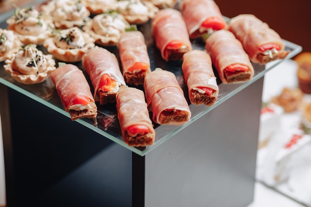 Heerlijk feestelijk buffet met canapés en verschillende heerlijke maaltijden