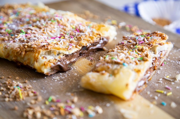 Heerlijk Frans dessert gemaakt van bladerdeeg gevuld met chocolade