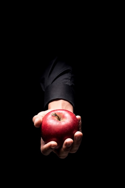 Heerlijk fruit. Close up van man's hand met een rode grote appel