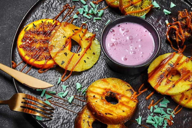 Heerlijk gegrild fruitdessert met opgeklopte bessenyoghurt