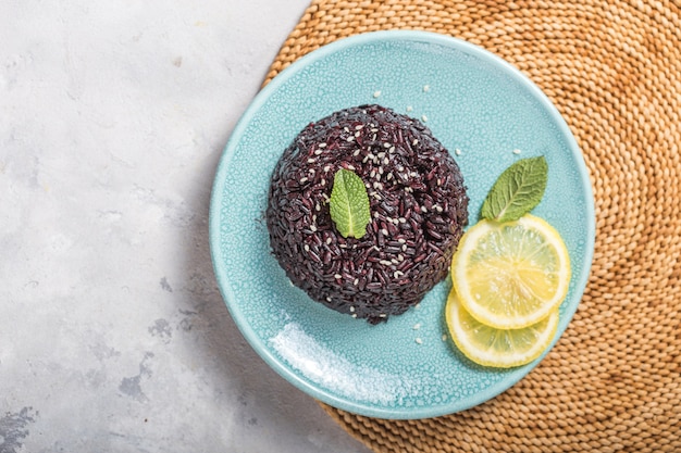 Heerlijk gekookte zwarte rijst of risotto. Gezond eten concept. bovenaanzicht