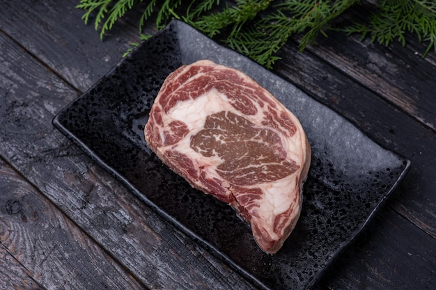 Heerlijk gemarmerd vlees op een donkere achtergrond Close-up