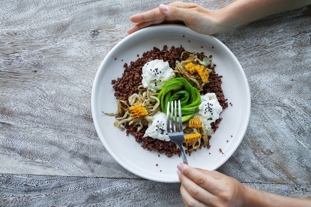 Heerlijk gerecht met avocado, kaas, maïs en gekiemde tarwekorrels.