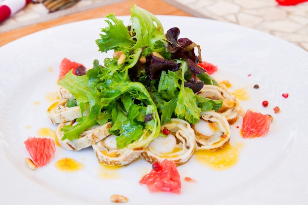 heerlijk gerecht met vlees en salade