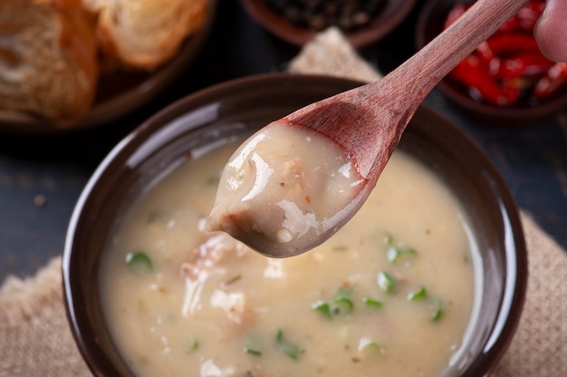 Heerlijk gerecht uit de Braziliaanse keuken genaamd Caldo de Mandioca. Gemaakt met cassave en vlees