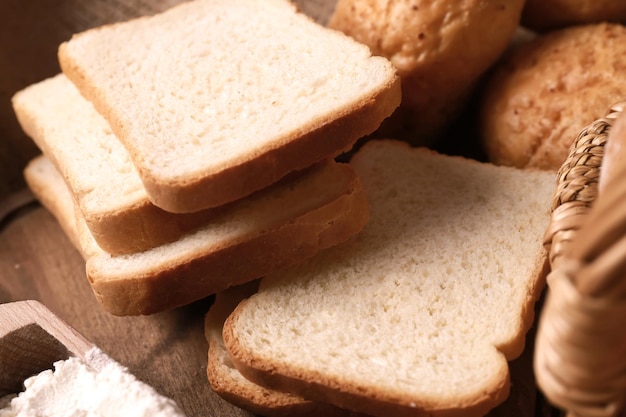 Heerlijk gesneden brood op tafel close-up