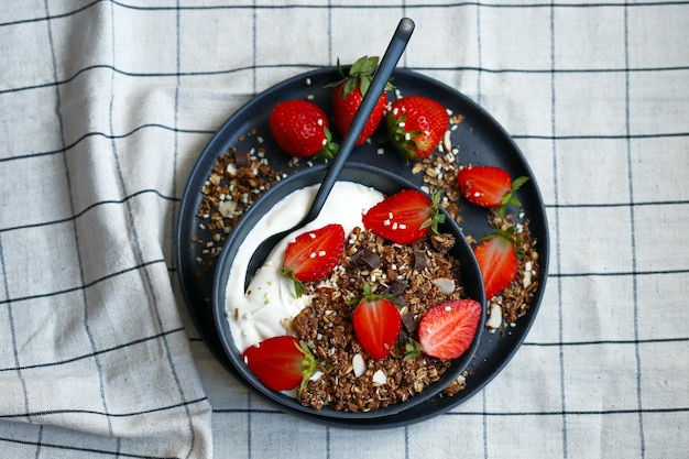 Heerlijk gezond ontbijt of dessert met aardbeien witte yoghurt en chocolade granola Gezond eten Aardbeien dessert Ontbijtkom