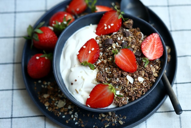 Heerlijk gezond ontbijt of dessert met aardbeien witte yoghurt en chocolade granola Gezond eten Aardbeien dessert Ontbijtkom