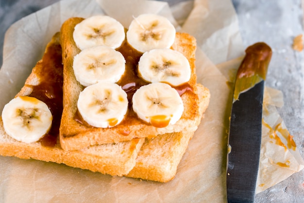 Foto heerlijk, gezond, stevig ontbijt op de witte tafel. bananentoost.