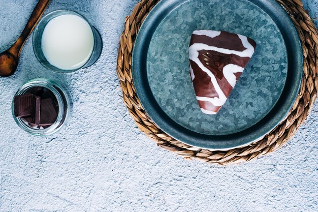 Heerlijk huisgemaakt dessert van zwarte en witte chocolade gevuld met room. Driehoekige dessert op houten tafel