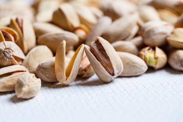 Heerlijk in de schaal gebakken gezouten pistachenoten, ze zijn gezond en bevatten vitamines