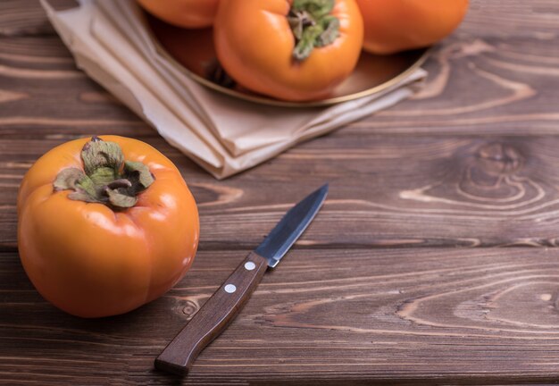 Heerlijk kaki fruit op een houten tafel