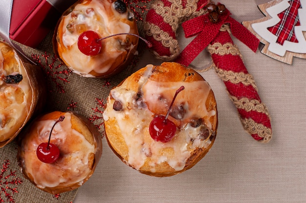 Heerlijk kerstdessert, zelfgemaakte minipanettone met fruit, noten