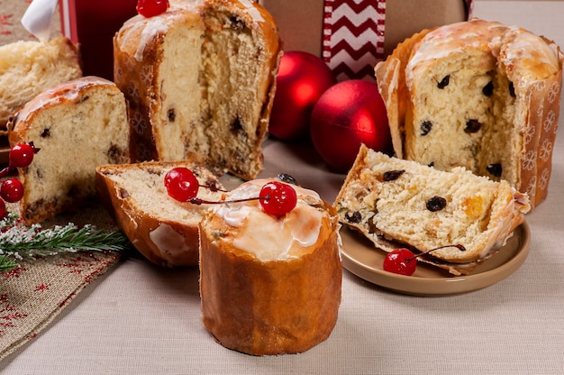 Heerlijk kerstdessert, zelfgemaakte minipanettone met fruit