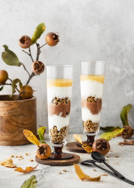 Heerlijk koud gelaagd dessert in de herfst Chocolade-yoghurtcrème, granola en mispellikeur