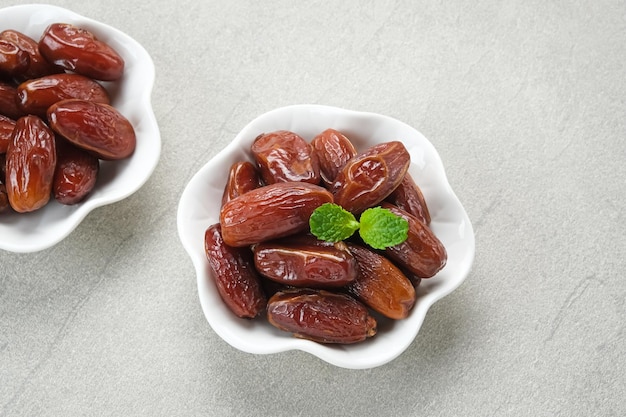 Foto heerlijk kurma tunesië zoete gedroogde dadels palmvruchten populair tijdens de ramadan