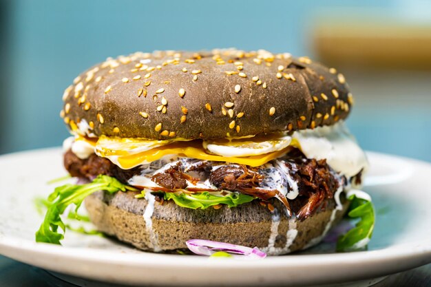 Heerlijk lekker fastfoodconcept. Sappige hamburger op een bord.