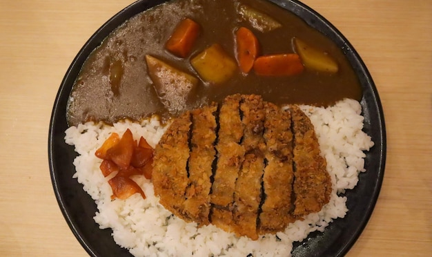 Heerlijk menu rijstcurry met Chicken Katsu goede plating-presentatie