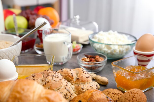 Heerlijk ontbijt geserveerd op tafel