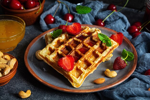 Heerlijk ontbijt met belgische wafels Wafels met aardbeien- en bessenjam