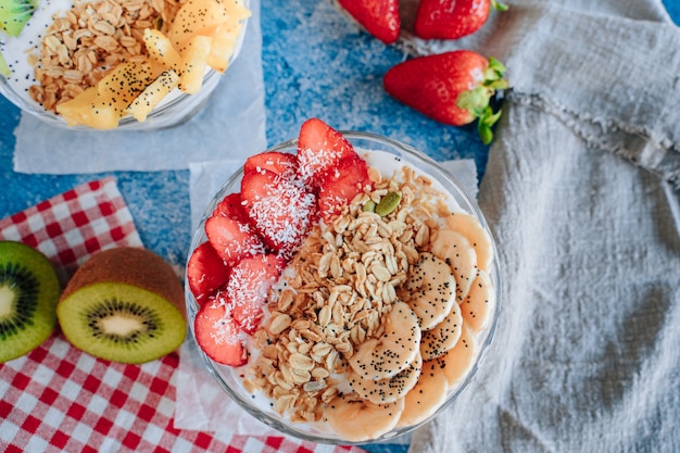 Heerlijk ontbijt met fruityoghurts, muesli, chia en siroop.