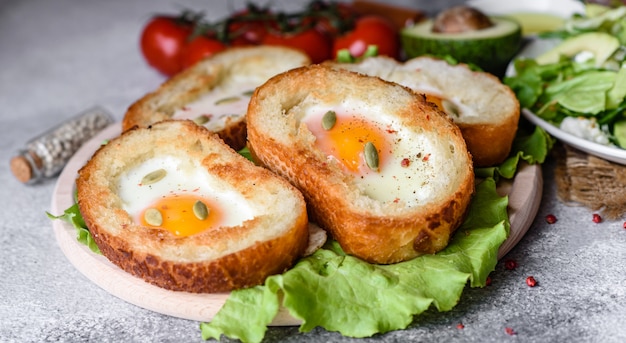 Heerlijk ontbijt met grunts, eieren, avocado en kerstomaatjes. Gezellige ochtendmaaltijd met verse sandwiches