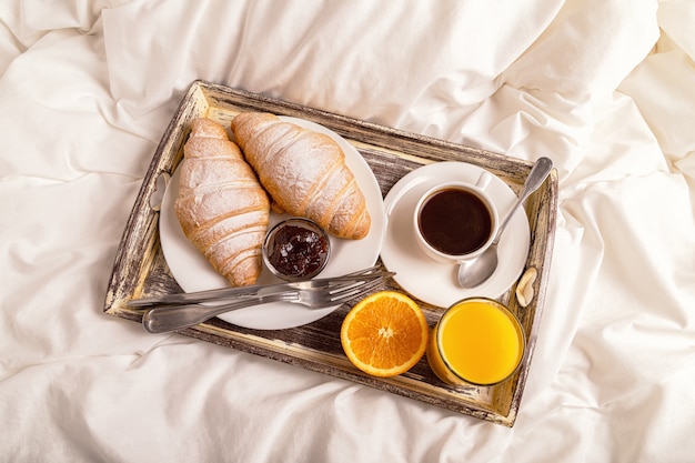 Heerlijk ontbijt met verse croissants en koffie