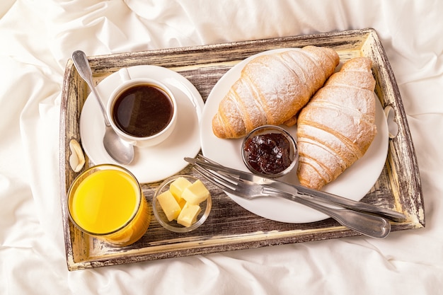 Heerlijk ontbijt met verse croissants en koffie