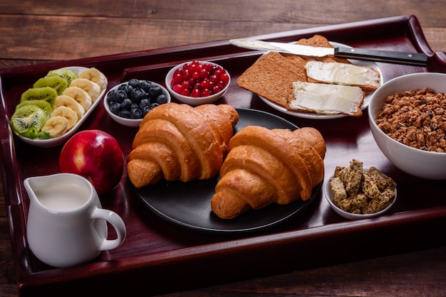 Heerlijk ontbijt met verse croissants en rijpe bessen op een mooie houten tafel