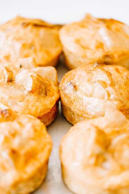 Foto heerlijk ontbijt of dessert met mini-appeltaartjes.