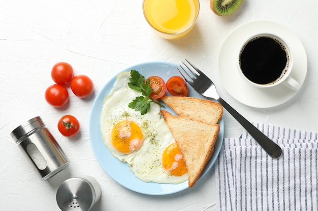 Heerlijk ontbijt of lunch met gebakken eieren op witte tafel, bovenaanzicht