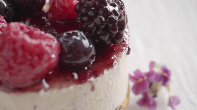 Heerlijk restaurantdessert eten met geglazuurde bessen