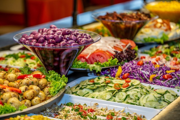 Heerlijk restaurantsaladebuffet met onscherpe achtergrond