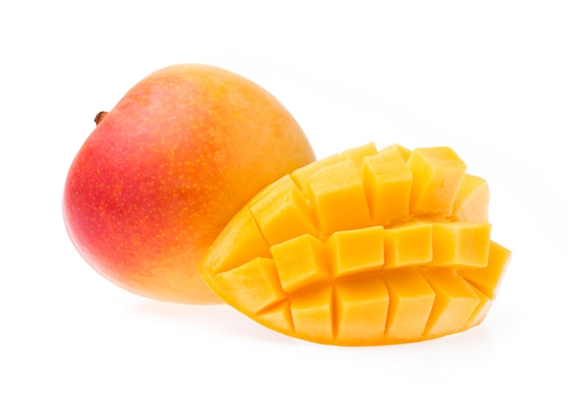 Heerlijk rijp mangofruit met plakmango die op witte achtergrond wordt geïsoleerd