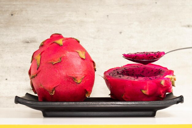 Foto heerlijk rood drakenfruit (pitahaya).