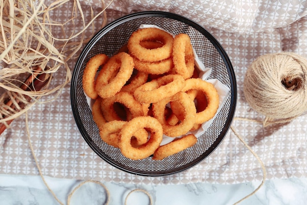 Heerlijk snackbord frietjes uienringen loempia's of worstjes op tafel