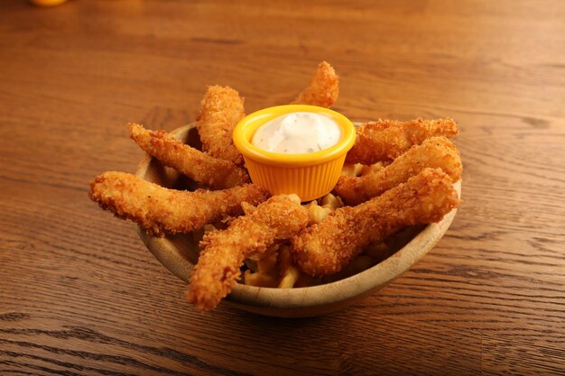 Heerlijk snackbord frietjes uienringen loempia's of worstjes op tafel