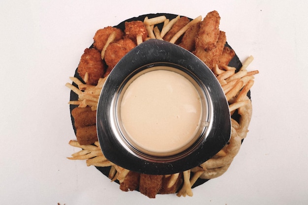 Heerlijk snackbord frietjes uienringen loempia's of worstjes op tafel