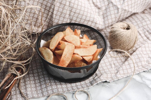 Heerlijk snackbord frietjes uienringen loempia's of worstjes op tafel