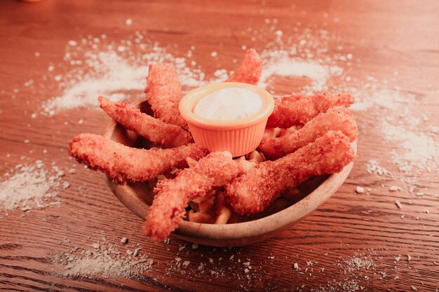 Foto heerlijk snackbord, frietjes, uienringen, loempia's of worstjes op tafel