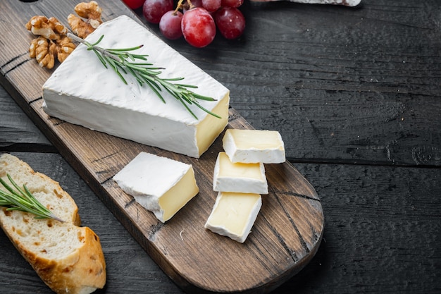 Heerlijk stuk brie kaas, op zwarte houten tafel