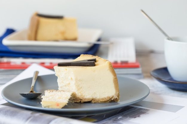 Heerlijk stuk cheesecake. Zoet en smakelijk eten, koffiepauze concept.