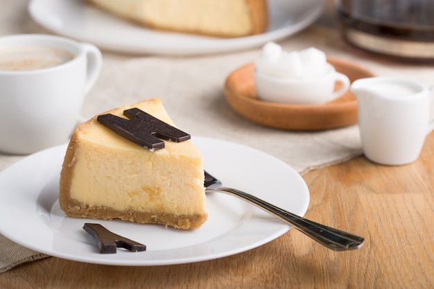 Heerlijk stuk cheesecake. Zoet en smakelijk eten, koffiepauze concept.