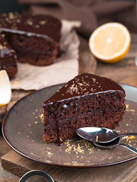 Heerlijk stuk chocoladetaart op een bruine houten achtergrond.