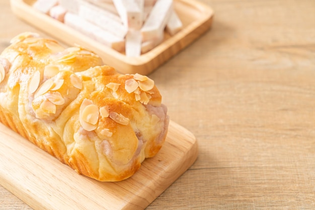 Heerlijk taro toastbrood op een houten bord