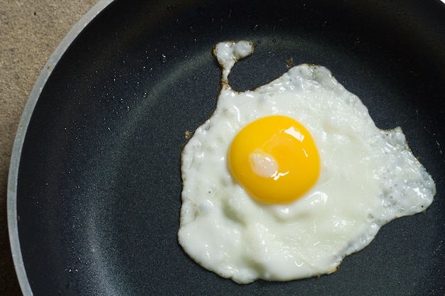 Heerlijk traditioneel Thais eten, warme omelet in de pan.