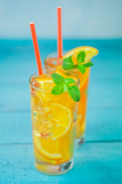 Heerlijk verfrissend cocktaildrankje met alcohol en sinaasappel met muntblad